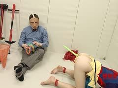 Blondes Luder im Narrenkostüm zum Analspiel gefesselt