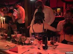 Maskierte Runde beim Bankett endet im Rudelfick