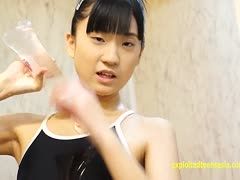 Das asiatische Girl rasiert sich vorm Solosex